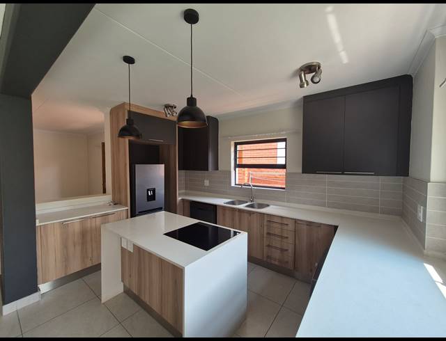 3 BEDROOM DUPLEX TO LET IN GLEN MARAIS